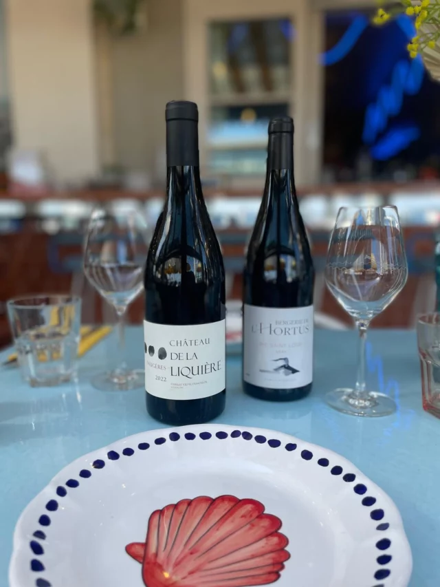 ENVIE DE DÉGUSTER NOTRE ENTRECÔTE BIEN ACCOMPAGNÉE ?  DEUX VINS PARFAIT ! INTENSITÉ, FRUITS ROUGES, SOUPLESSE…  📸 @enoracvl 🍷 @chateau_de_la_liquiere 🍷 @domainedelhortus  ~ PLOUF ~  TAPAS | BAR | SEAFOOD | TERRASSE💦 Soyez vous ~ Soyez vrai ~ Vibrez Plouf 🦦 Équipe à la barre 7/7 🕕 9h | 1h🪩 Resto vivant🤖 Réservation en ligne ≈ lien dans la bio  __________________RESTAURANT CANCALE02 90 10 26 3320 quai Gambetta35260 CANCALEploufcancale.fr  #cancale #cancaletourisme #bretagne #restaurantborddemer #côtebretonne #oubienmanger #igersbretagne #vinrouge #oenologie