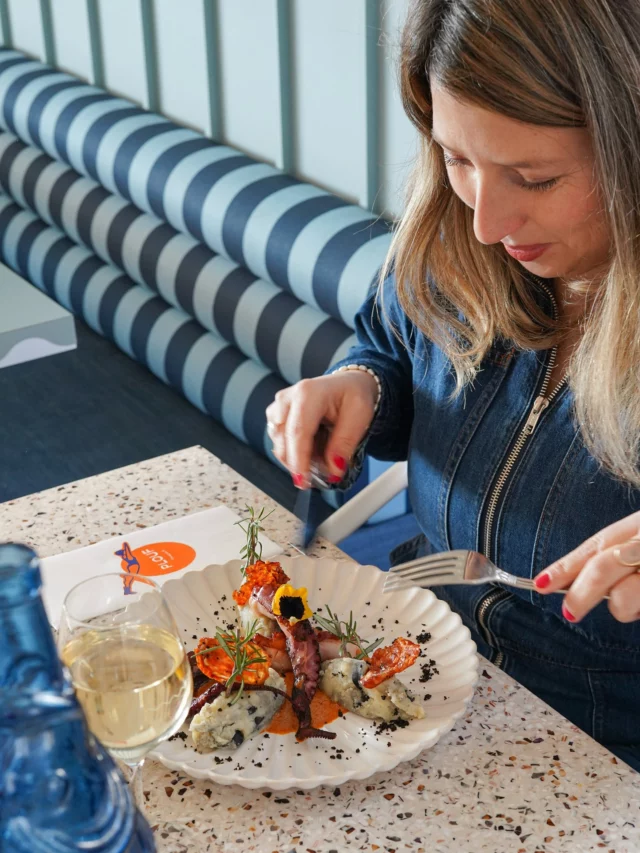 SERVICE CONTINU, LE MEILLEUR MOMENT C’EST LE VÔTRE !  📸  @chloebaeyaert.photographe 🪞  @wunder.architectes  ~ PLOUF ~  TAPAS | BAR | SEAFOOD | TERRASSE💦 Soyez vous ~ Soyez vrai ~ Vibrez Plouf 🦦 Équipe à la barre 7/7 🕕 9h | 1h🪩 Resto vivant🤖 Réservation en ligne ≈ lien dans la bio  __________________RESTAURANT CANCALE02 90 10 26 3320 quai Gambetta35260 CANCALEploufcancale.fr  #cancale #cancaletourisme #bretagne #restaurantborddemer #côtebretonne #oubienmanger #igersbretagne #wunderarchitectes