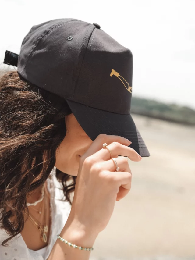 PLOUF DES PIEDS À LA TÊTE !  📸 @ludivine_lecornec 🧢 @intersport_saintmalo  ~ PLOUF ~  TAPAS | BAR | SEAFOOD | TERRASSE💦 Soyez vous ~ Soyez vrai ~ Vibrez Plouf 🦦 Équipe à la barre 7/7 🕕 9h | 1h🪩 Resto vivant🤖 Réservation en ligne ≈ lien dans la bio  __________________RESTAURANT CANCALE02 90 10 26 3320 quai Gambetta35260 CANCALEploufcancale.fr  #cancale #cancaletourisme #bretagne #restaurantborddemer #côtebretonne #oubienmanger #igersbretagne